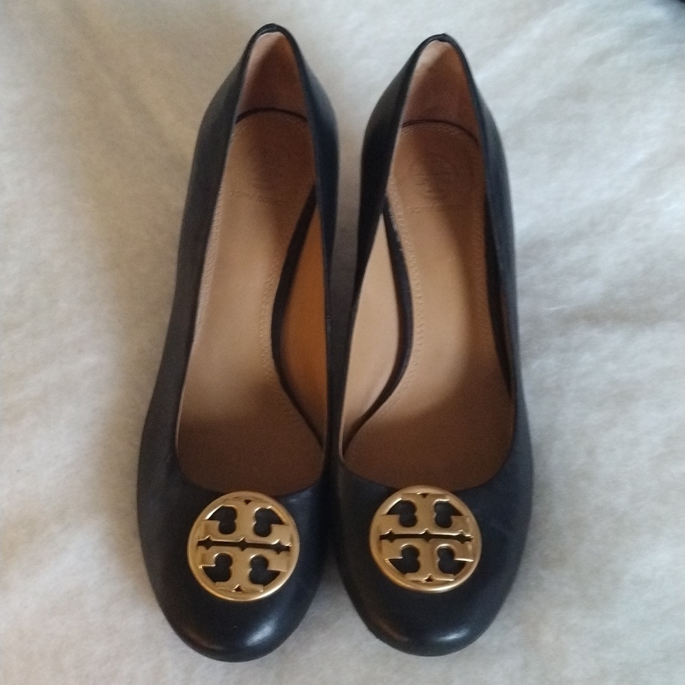 TORY BURCH CHELSEA WEDGE TAN GOLD LOGO MID HEEL WEDGES Size 8.5